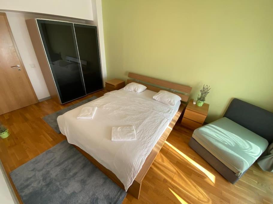 Green Apartment 214 With Private Parking بوخارست المظهر الخارجي الصورة